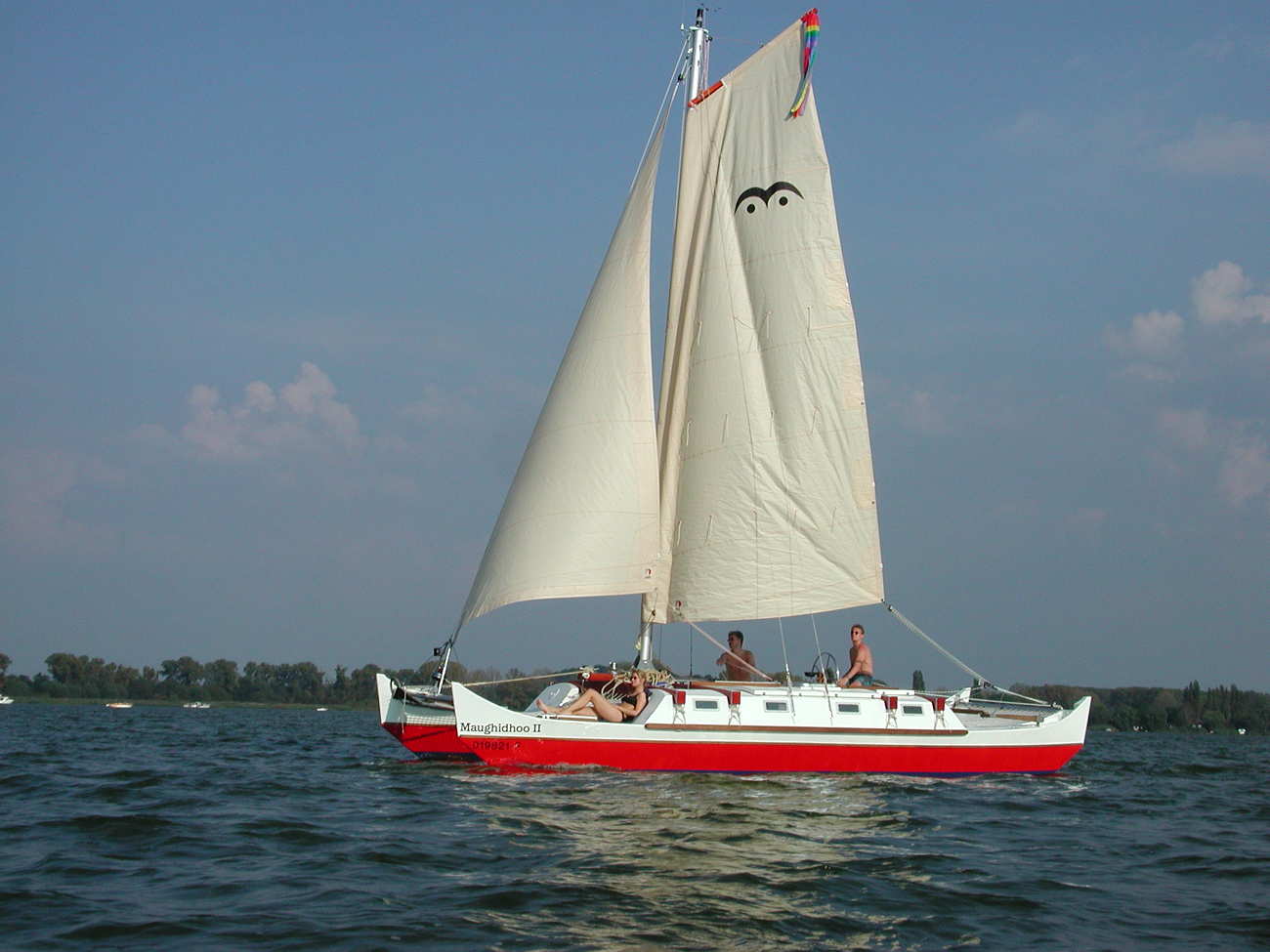 Pahi 31 sailing, three people on deck