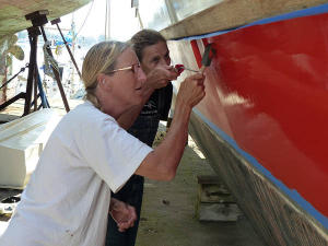 Petra and Hanneke painting the hull