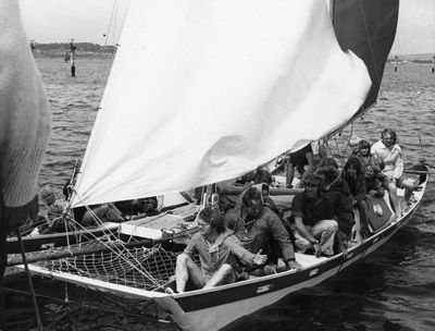 Tane sailing with many people aboard